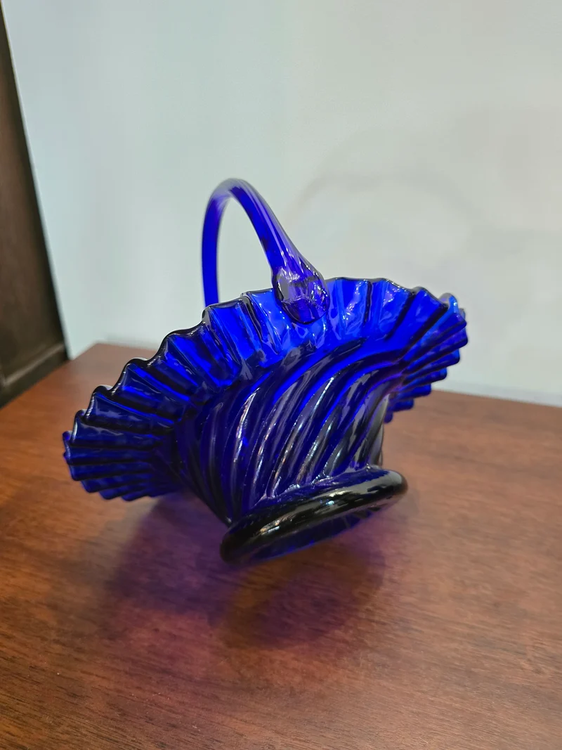 Panier en verre bleu cobalt soufflé à la main