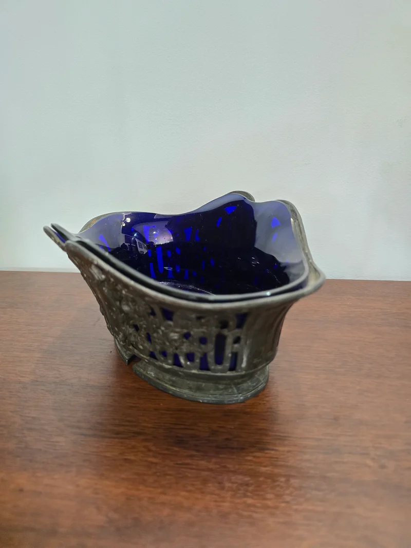 Coupe ancienne en verre bleu cobalt et monture en métal – Orfèvrerie Dilecta
