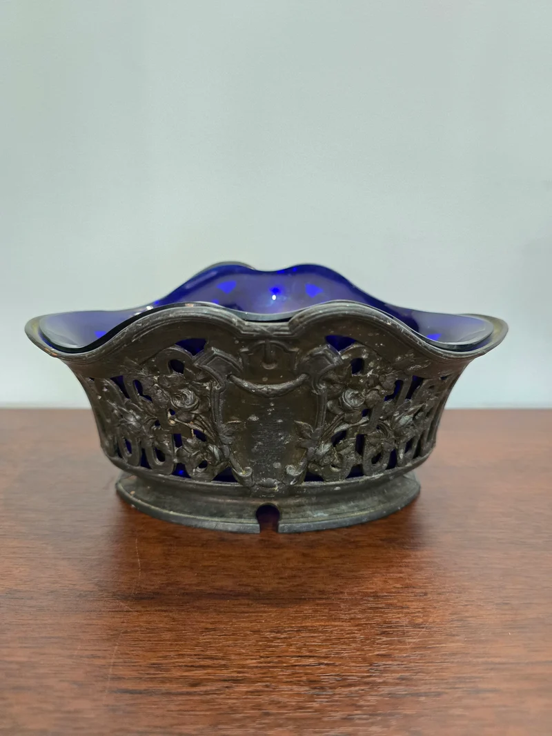 Coupe ancienne en verre bleu cobalt et monture en métal – Orfèvrerie Dilecta