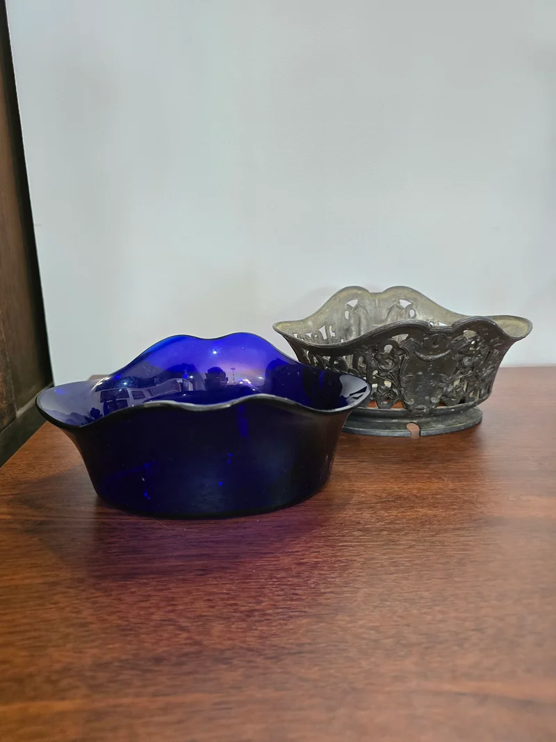 Coupe ancienne en verre bleu cobalt et monture en métal – Orfèvrerie Dilecta