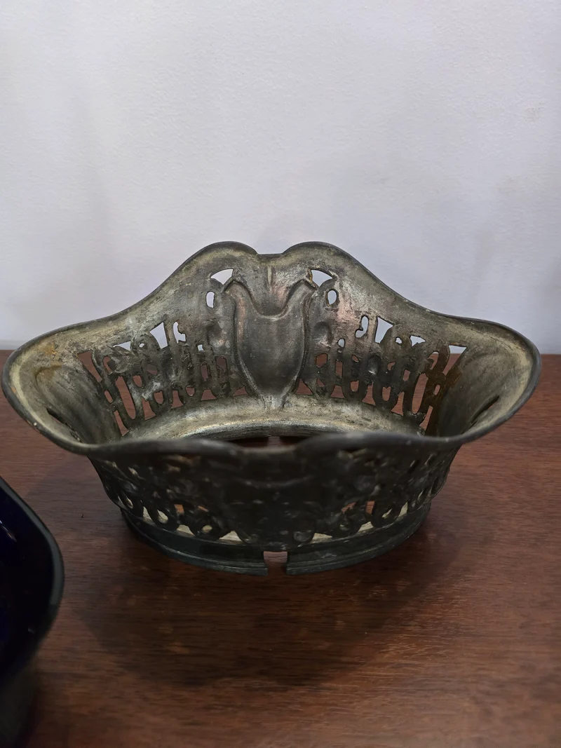 Coupe ancienne en verre bleu cobalt et monture en métal – Orfèvrerie Dilecta