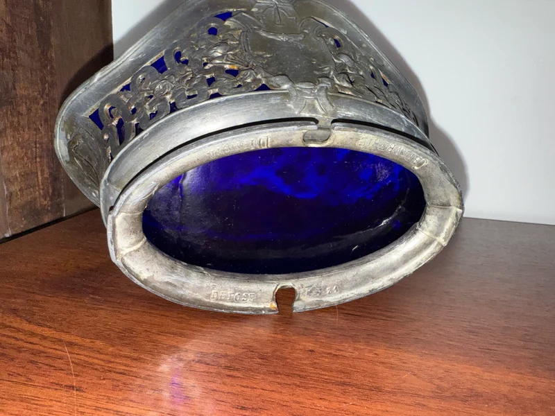 Coupe ancienne en verre bleu cobalt et monture en métal – Orfèvrerie Dilecta