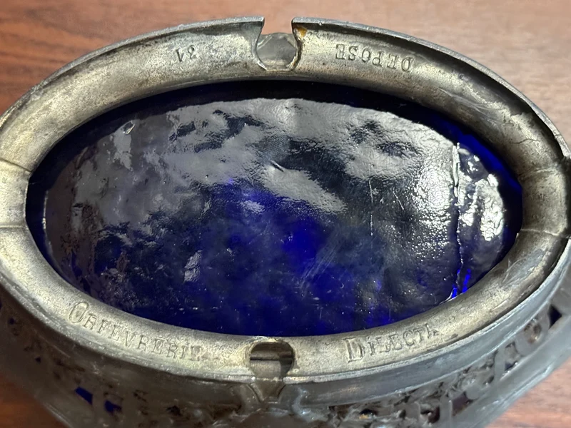 Coupe ancienne en verre bleu cobalt et monture en métal – Orfèvrerie Dilecta