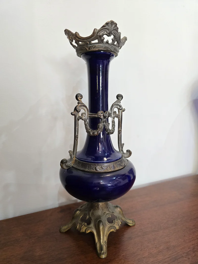 Vase ancien en verre bleu cobalt et monture bronze – Style Napoléon III – H40 cm