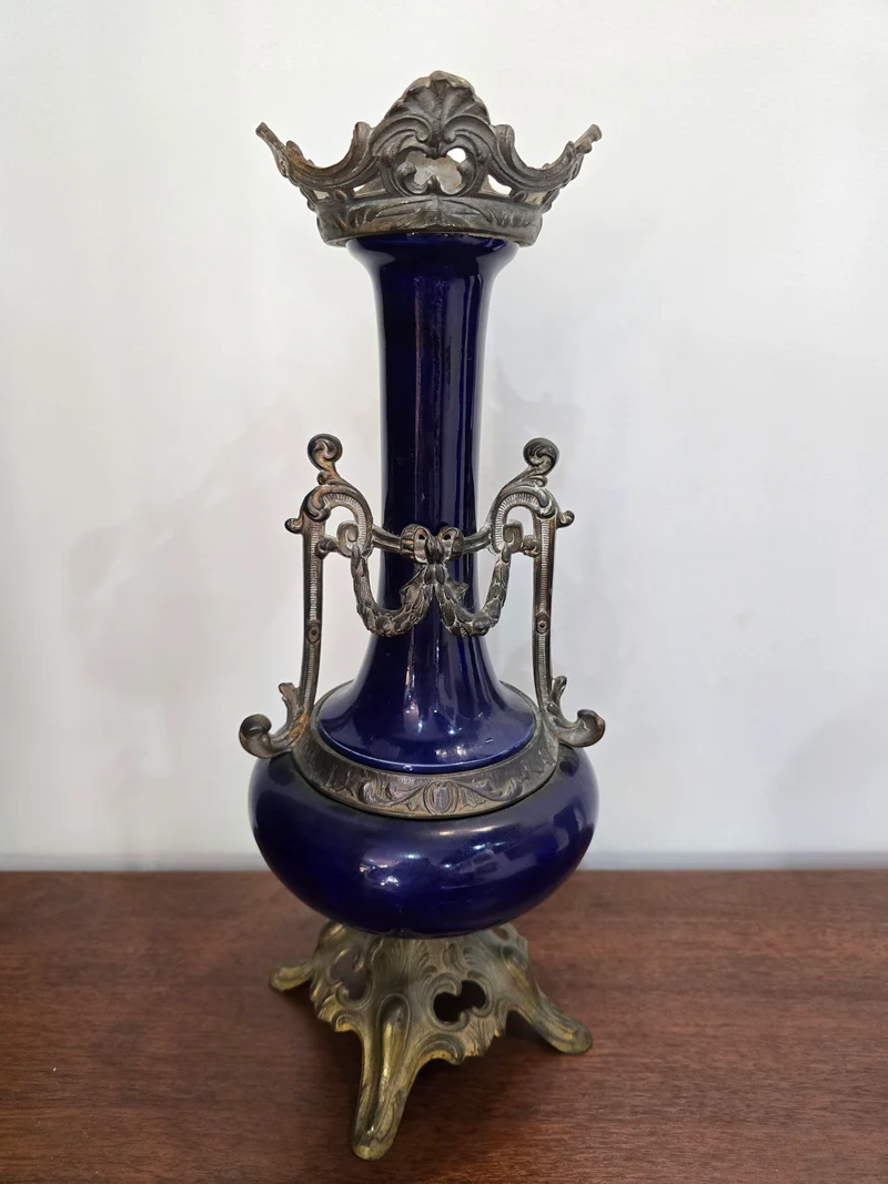 Vase ancien en verre bleu cobalt et monture bronze – Style Napoléon III – H40 cm