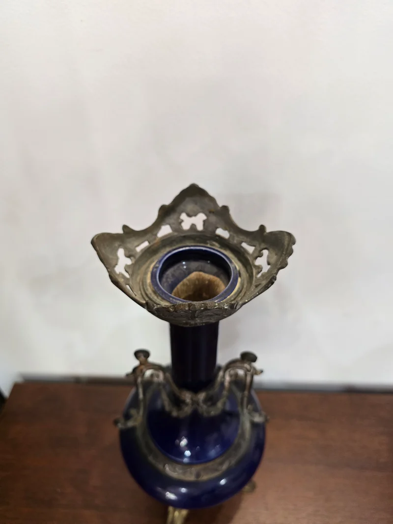 Vase ancien en verre bleu cobalt et monture bronze – Style Napoléon III – H40 cm