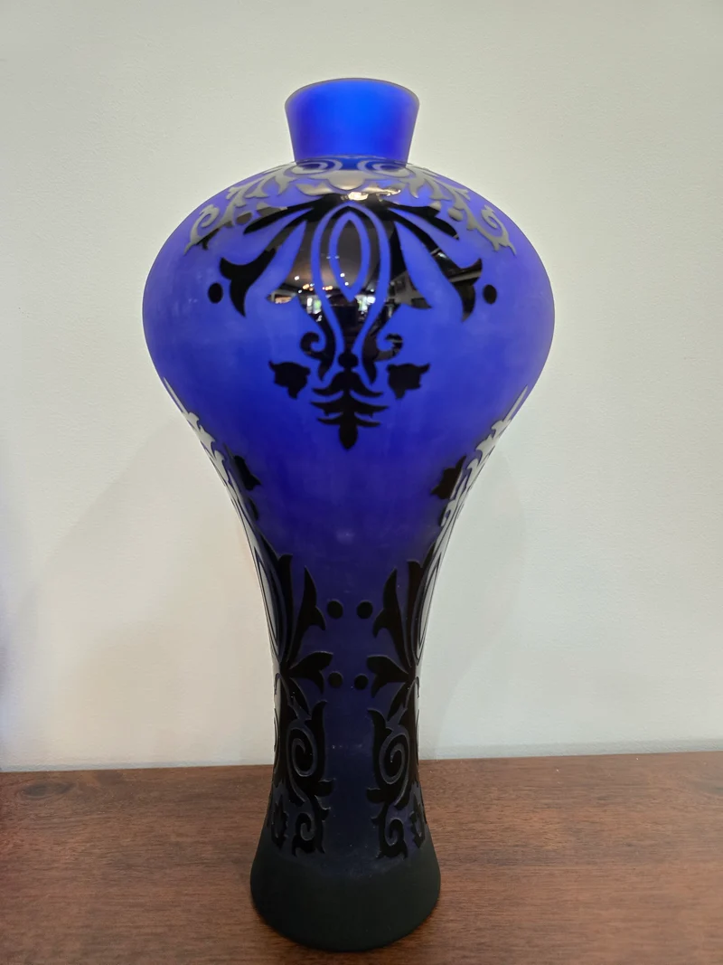 Vase décoratif en verre satiné bleu cobalt à motifs noirs – H36 cm