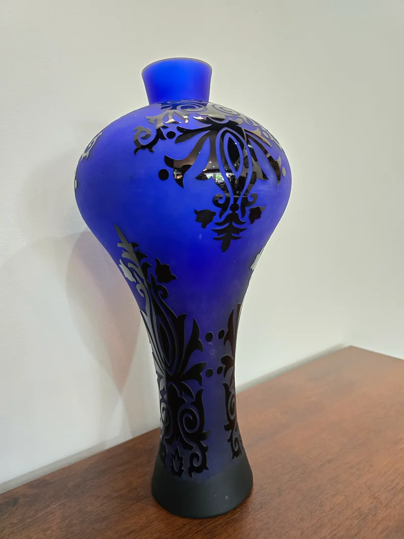 Vase décoratif en verre satiné bleu cobalt à motifs noirs – H36 cm