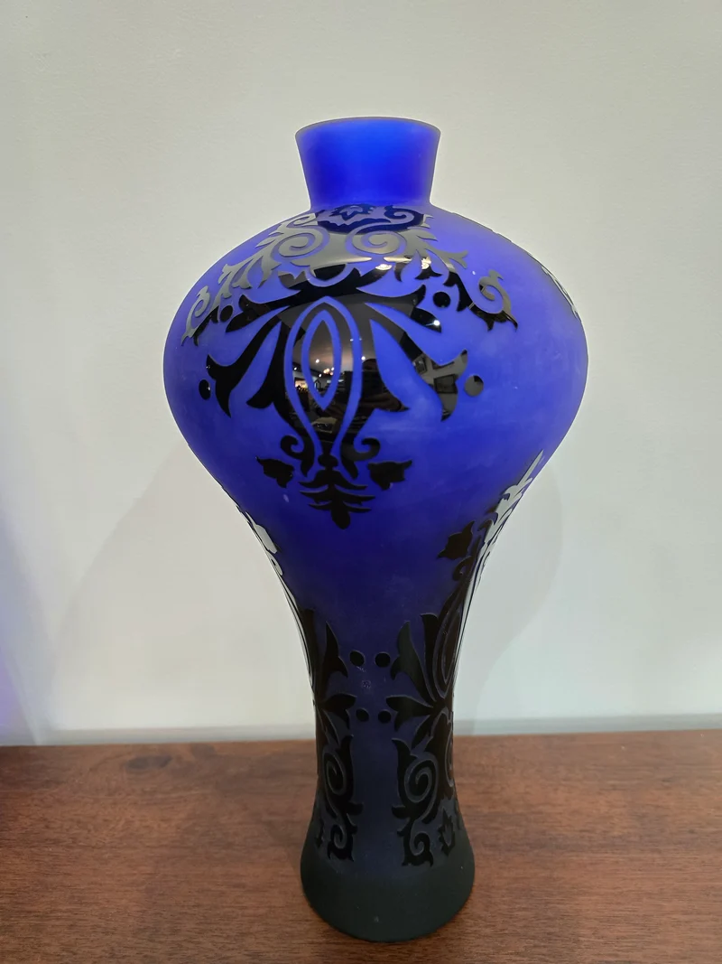 Vase décoratif en verre satiné bleu cobalt à motifs noirs – H36 cm