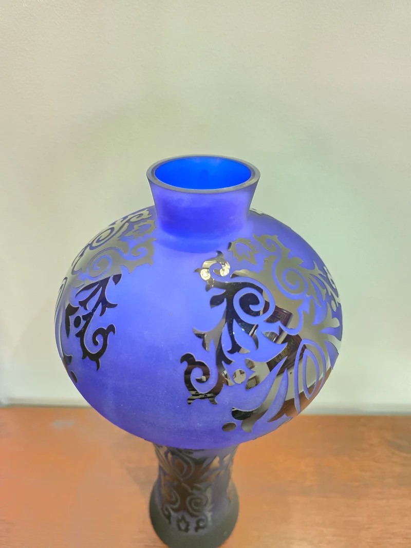 Vase décoratif en verre satiné bleu cobalt à motifs noirs – H36 cm