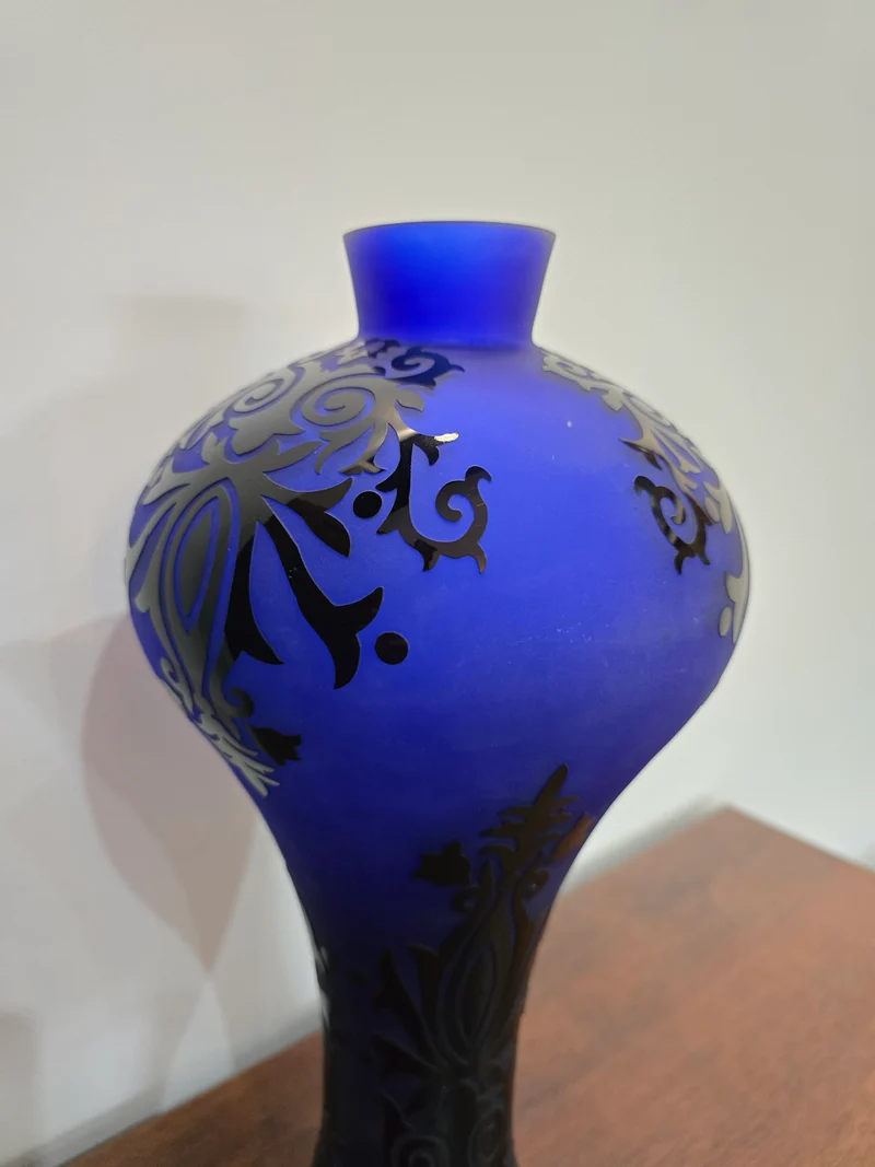 Vase décoratif en verre satiné bleu cobalt à motifs noirs – H36 cm