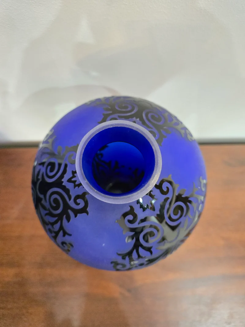 Vase décoratif en verre satiné bleu cobalt à motifs noirs – H36 cm