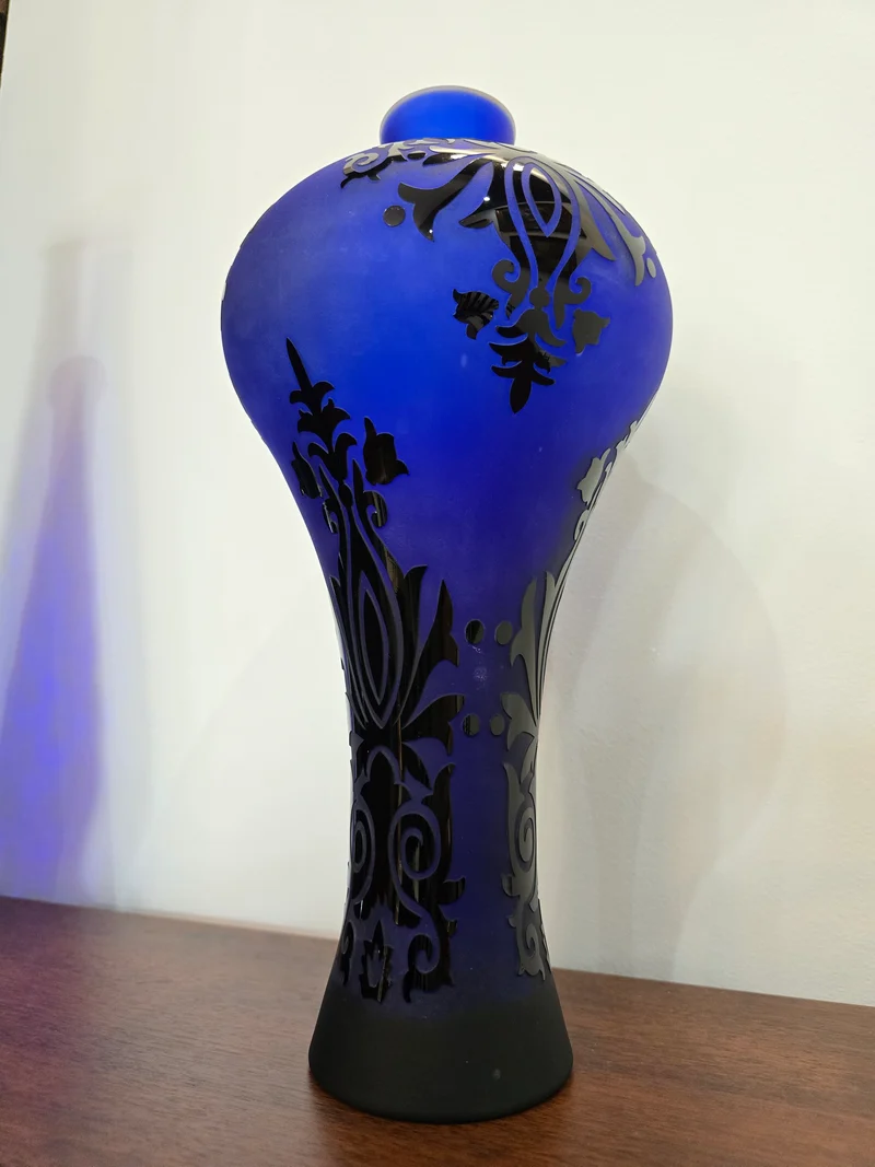 Vase décoratif en verre satiné bleu cobalt à motifs noirs – H36 cm