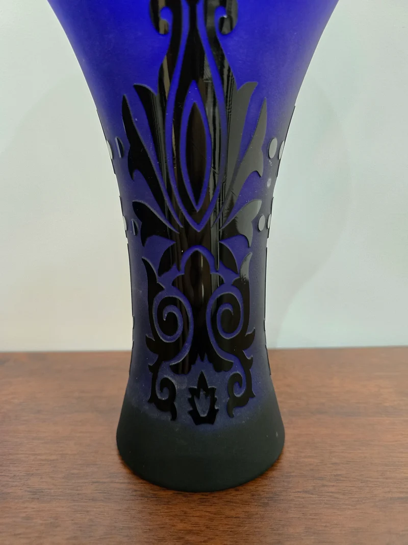 Vase décoratif en verre satiné bleu cobalt à motifs noirs – H36 cm