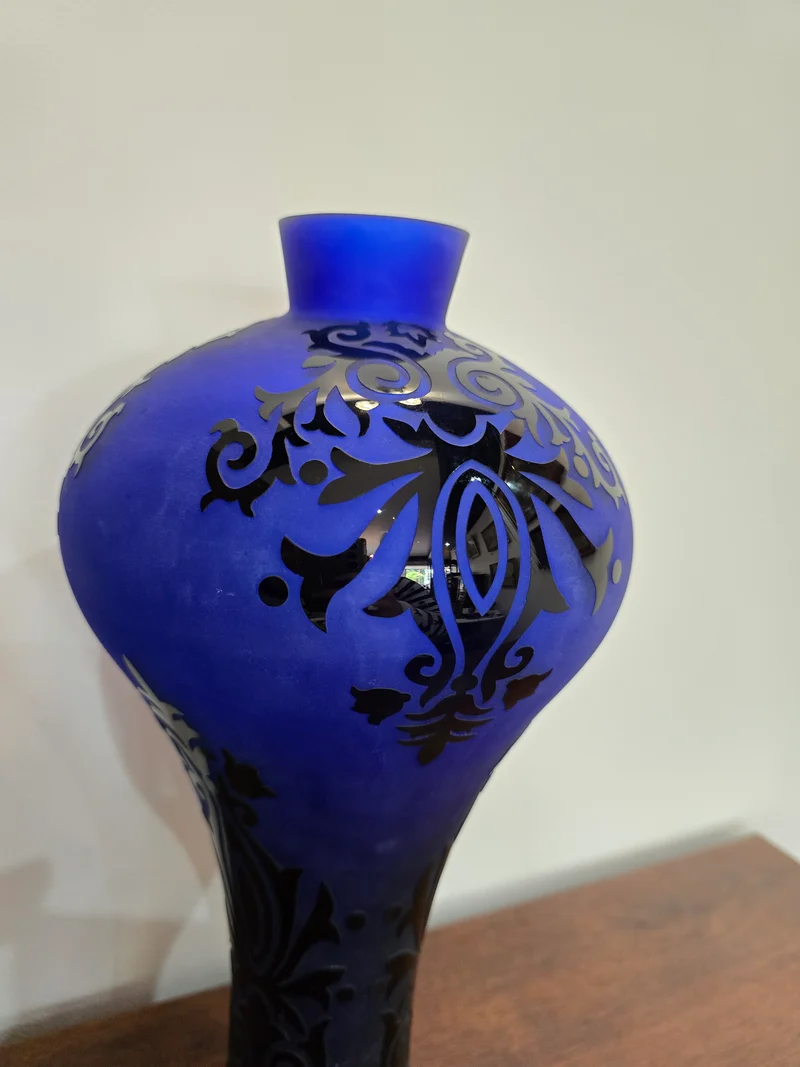 Vase décoratif en verre satiné bleu cobalt à motifs noirs – H36 cm