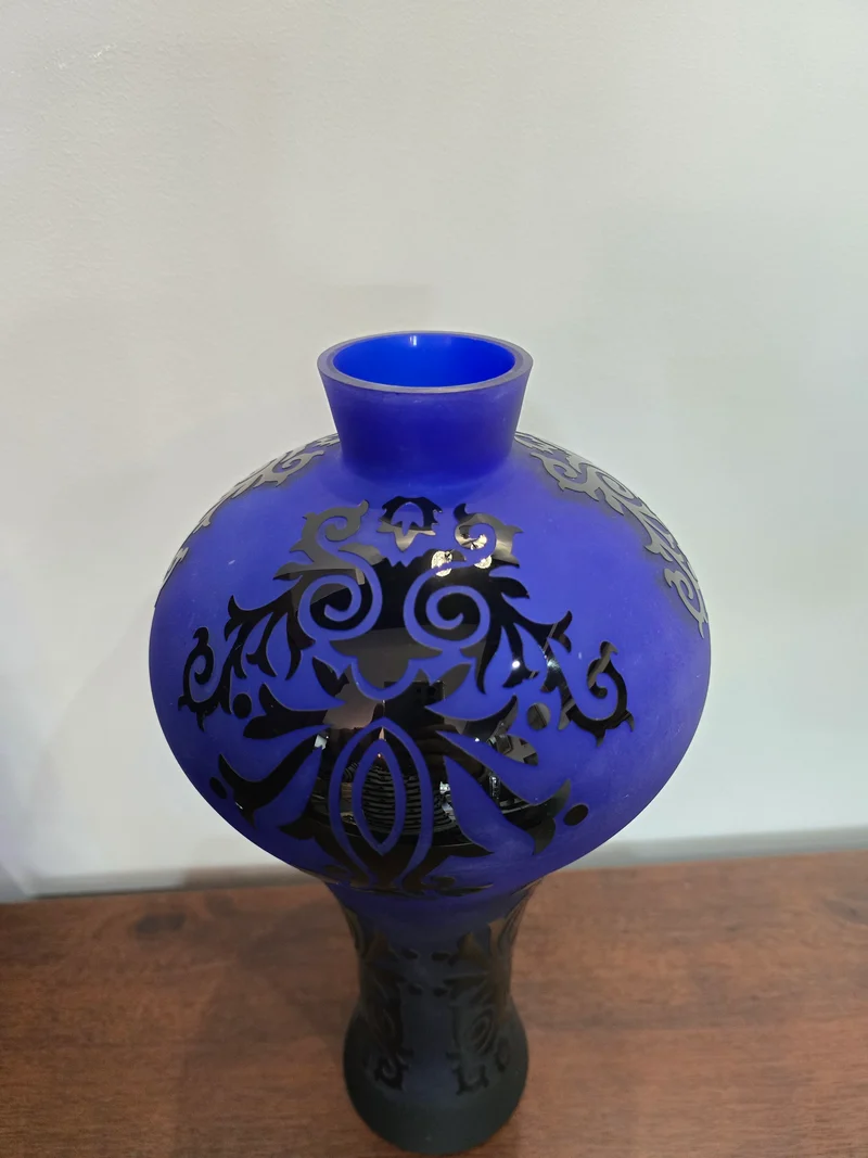 Vase décoratif en verre satiné bleu cobalt à motifs noirs – H36 cm