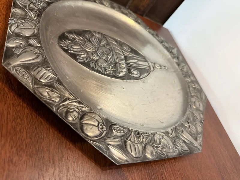 Grande assiette murale en métal repoussé signée Coquerelle – décor corbeille de fruits