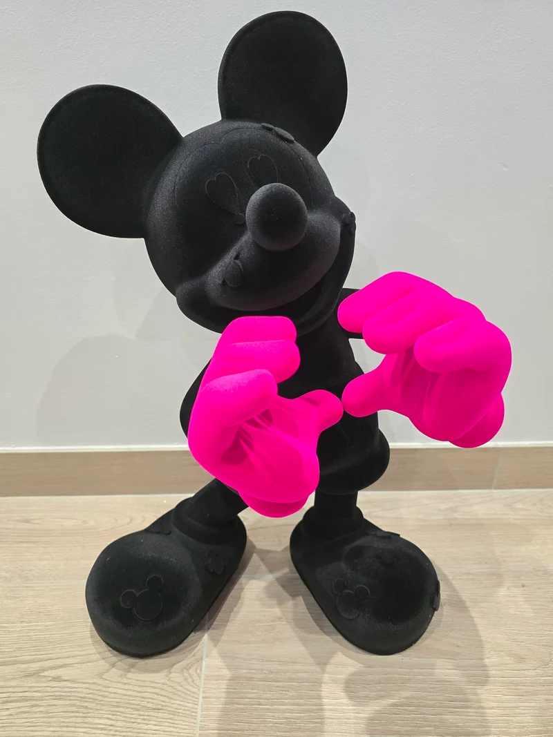 Sculpture Mickey velours noir & gants roses – Pop Art – 60 cm