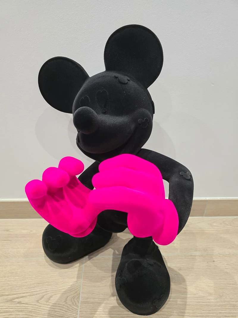 Sculpture Mickey velours noir & gants roses – Pop Art – 60 cm