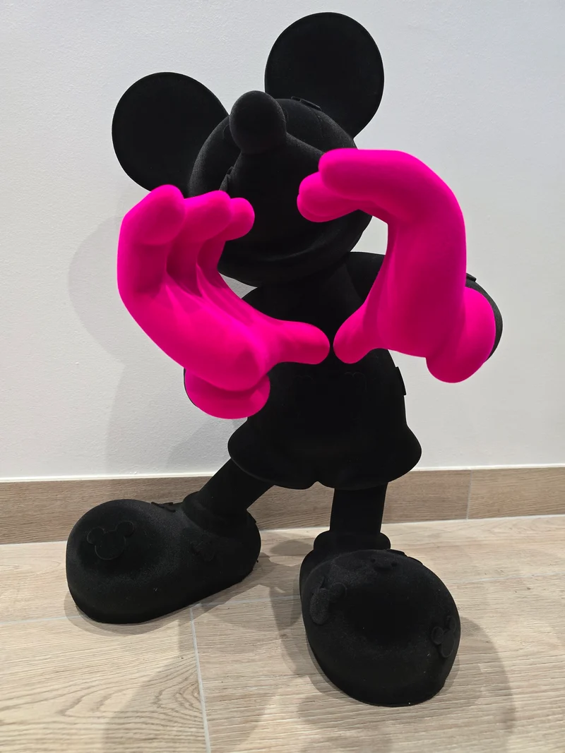 Sculpture Mickey velours noir & gants roses – Pop Art – 60 cm