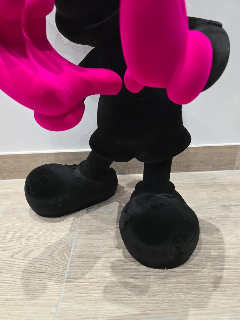 Sculpture Mickey velours noir & gants roses – Pop Art – 60 cm