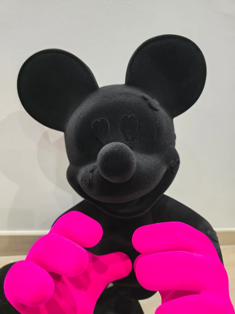 Sculpture Mickey velours noir & gants roses – Pop Art – 60 cm