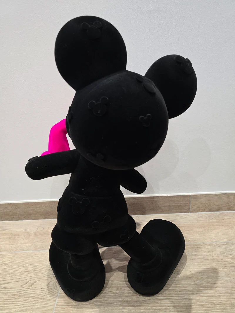 Sculpture Mickey velours noir & gants roses – Pop Art – 60 cm