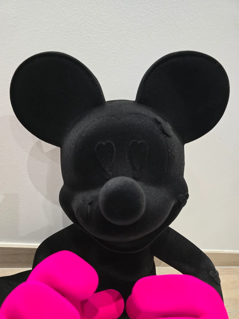 Sculpture Mickey velours noir & gants roses – Pop Art – 60 cm