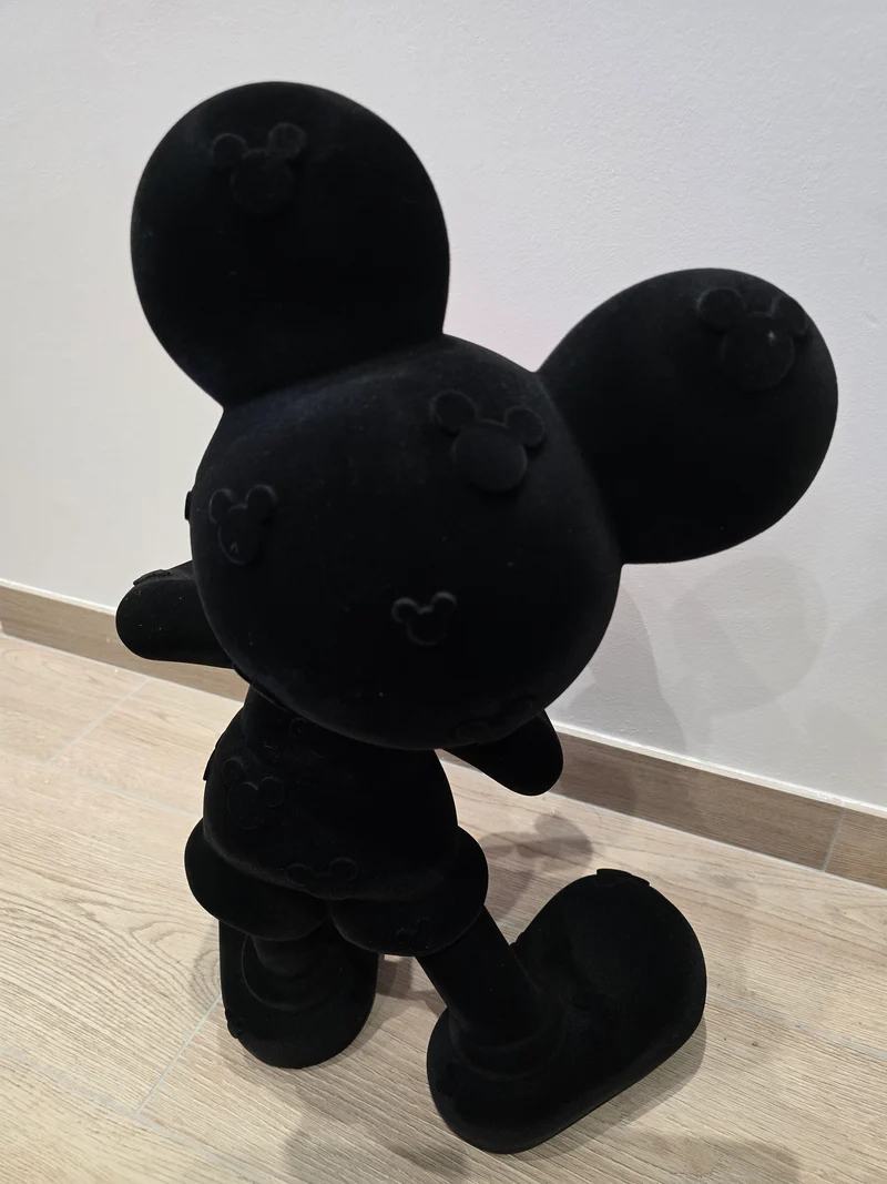Sculpture Mickey velours noir & gants roses – Pop Art – 60 cm