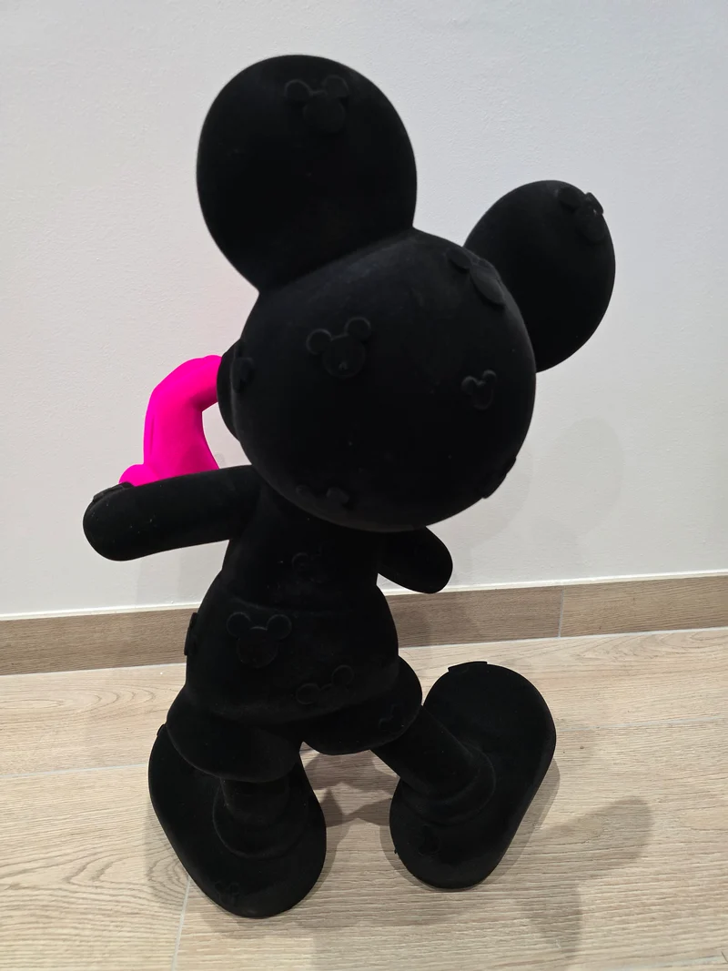 Sculpture Mickey velours noir & gants roses – Pop Art – 60 cm