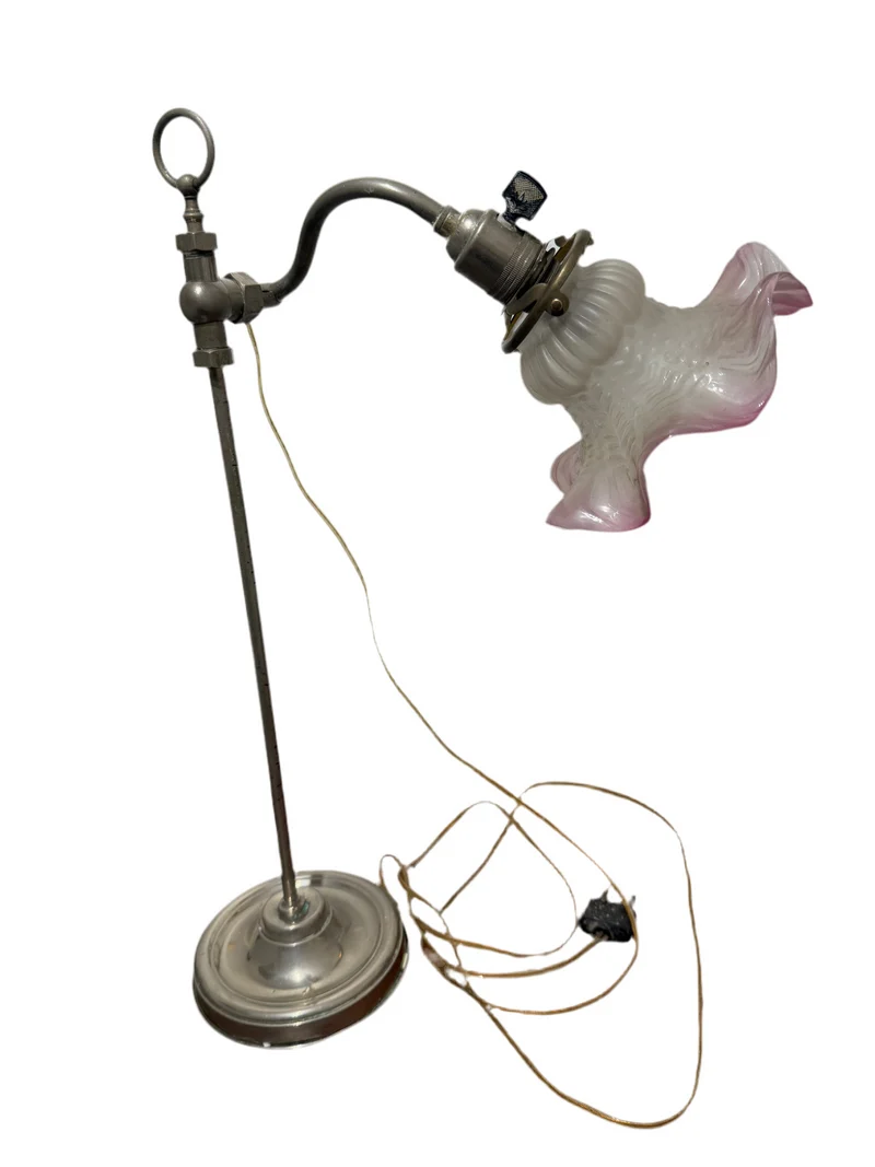 Lampe de bureau articulée en laiton et abat-jour en verre opalescent - Début XXe siècle