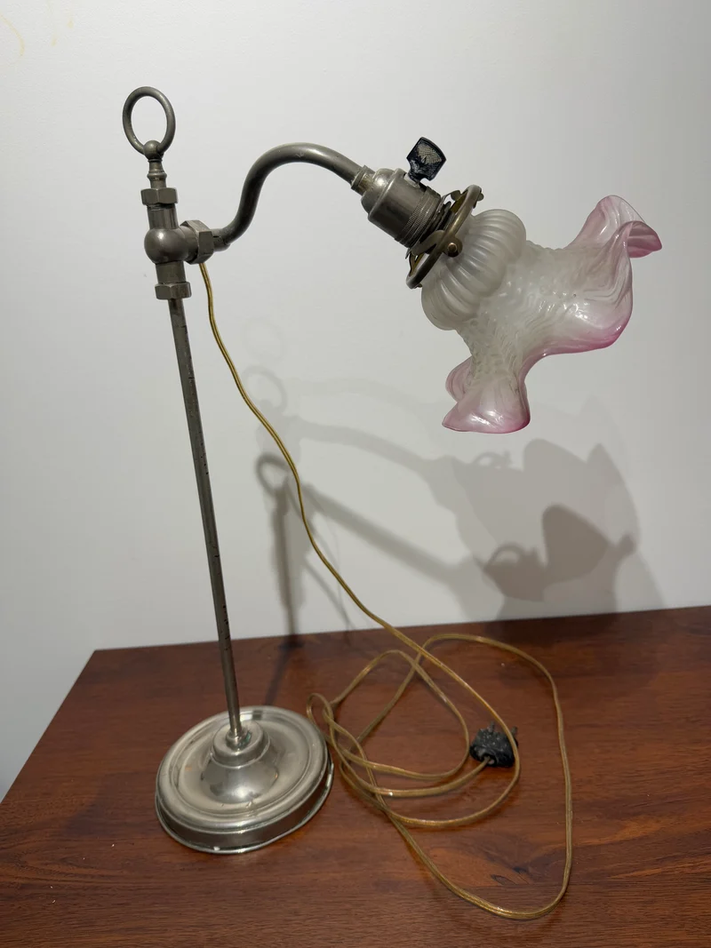 Lampe de bureau articulée en laiton et abat-jour en verre opalescent - Début XXe siècle