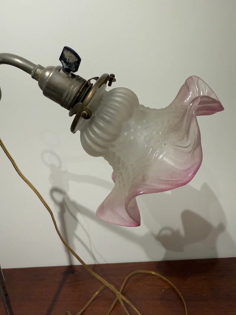 Lampe de bureau articulée en laiton et abat-jour en verre opalescent - Début XXe siècle