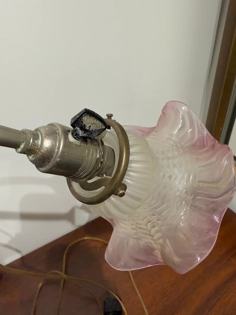 Lampe de bureau articulée en laiton et abat-jour en verre opalescent - Début XXe siècle