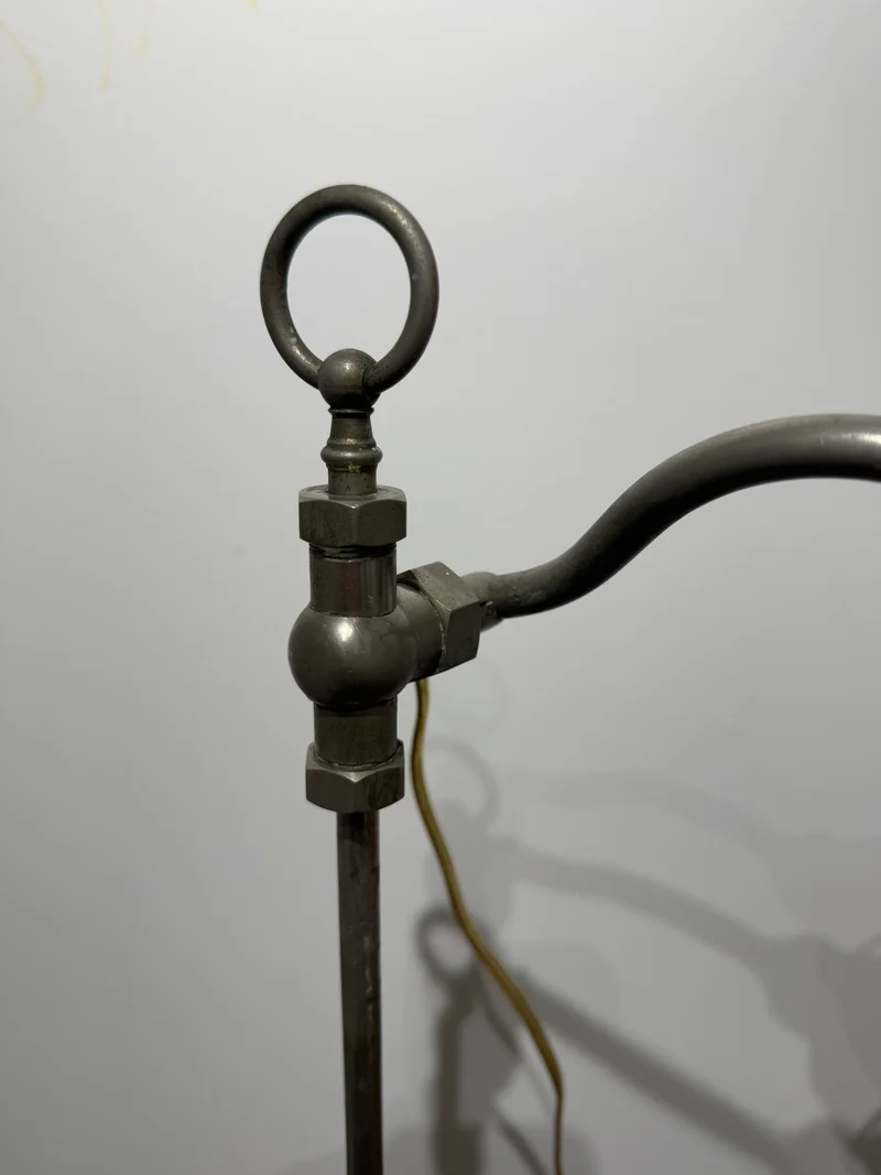 Lampe de bureau articulée en laiton et abat-jour en verre opalescent - Début XXe siècle