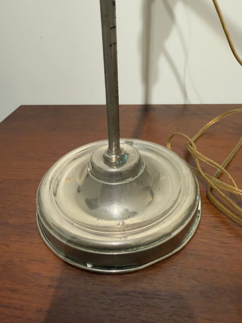 Lampe de bureau articulée en laiton et abat-jour en verre opalescent - Début XXe siècle