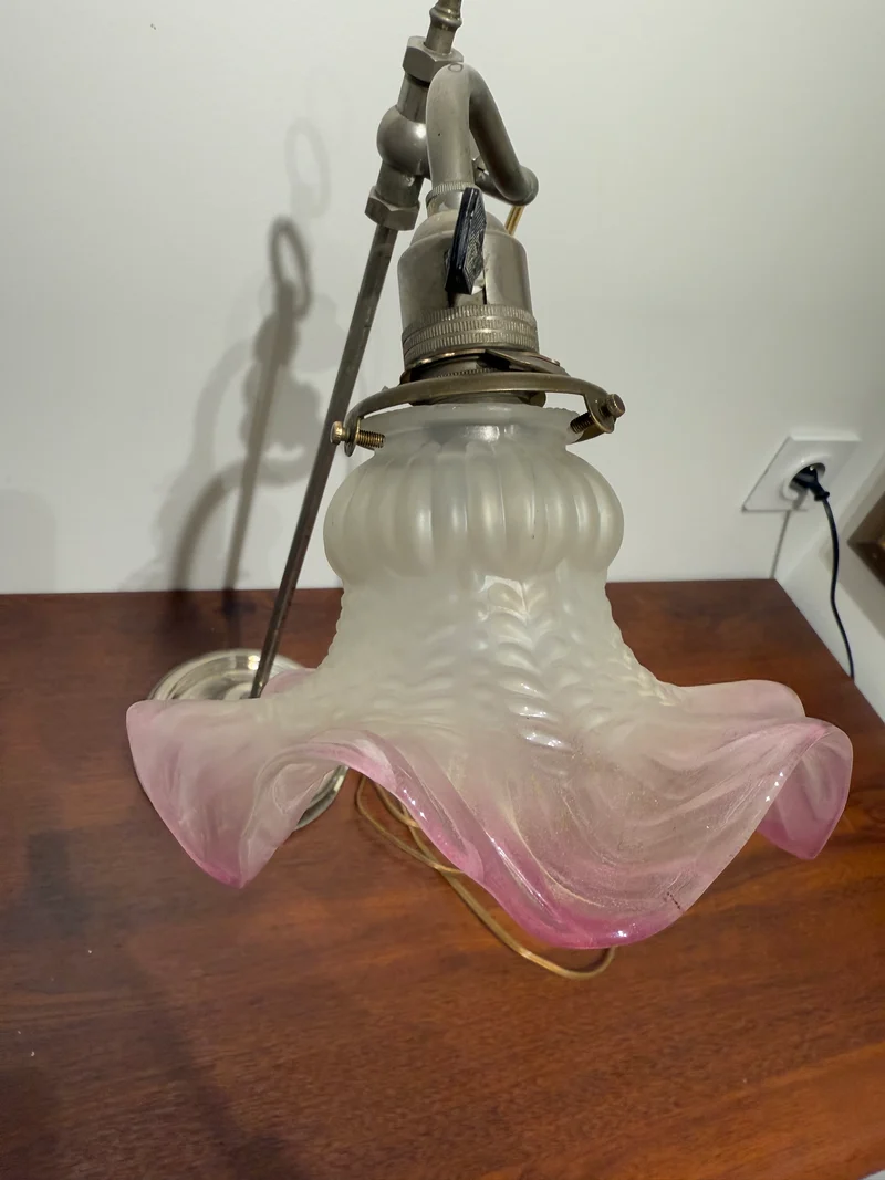 Lampe de bureau articulée en laiton et abat-jour en verre opalescent - Début XXe siècle