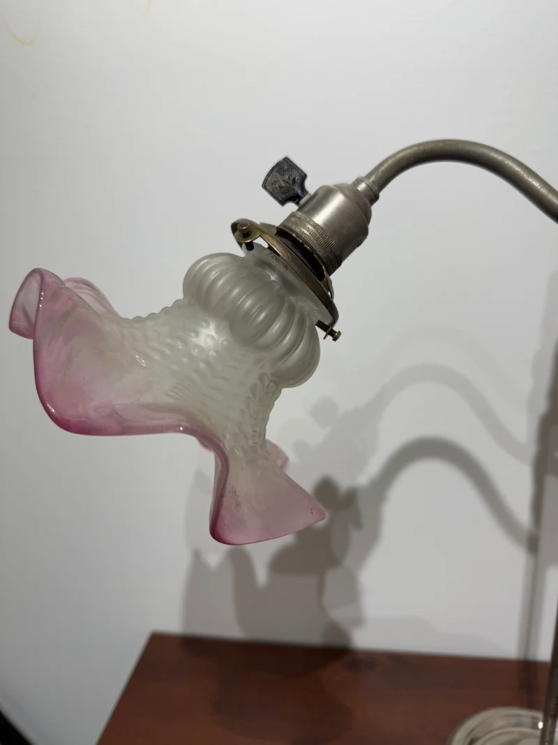 Lampe de bureau articulée en laiton et abat-jour en verre opalescent - Début XXe siècle