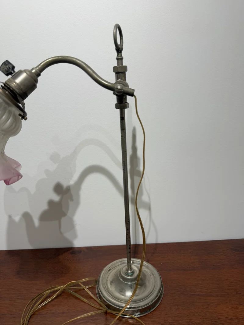 Lampe de bureau articulée en laiton et abat-jour en verre opalescent - Début XXe siècle