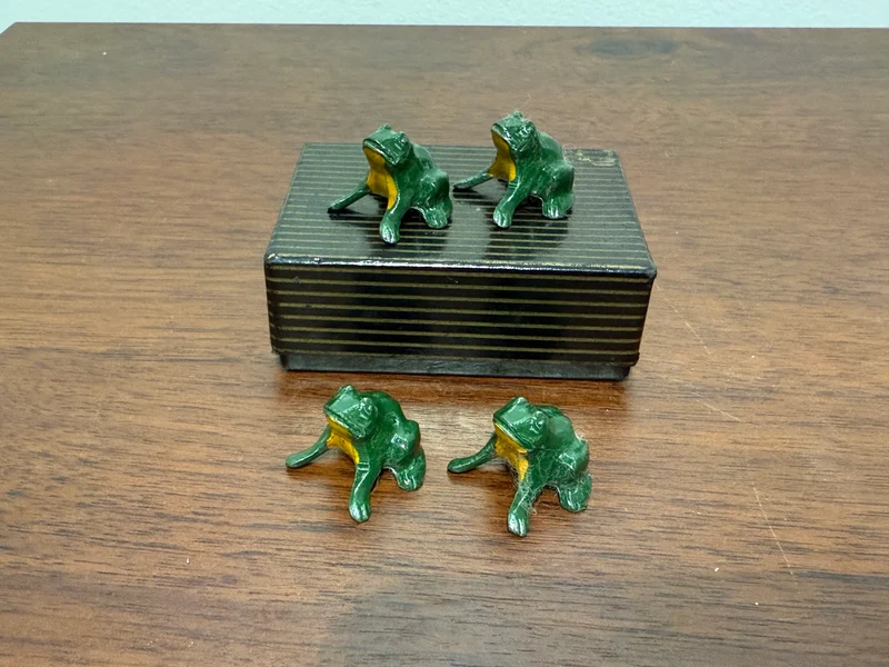 4 figurines grenouilles vintage en métal peint signées ROGER
