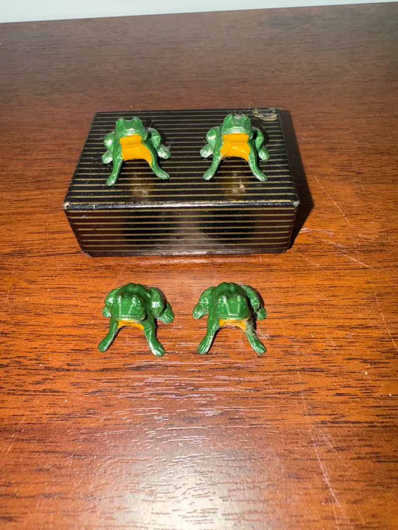 4 figurines grenouilles vintage en métal peint signées ROGER