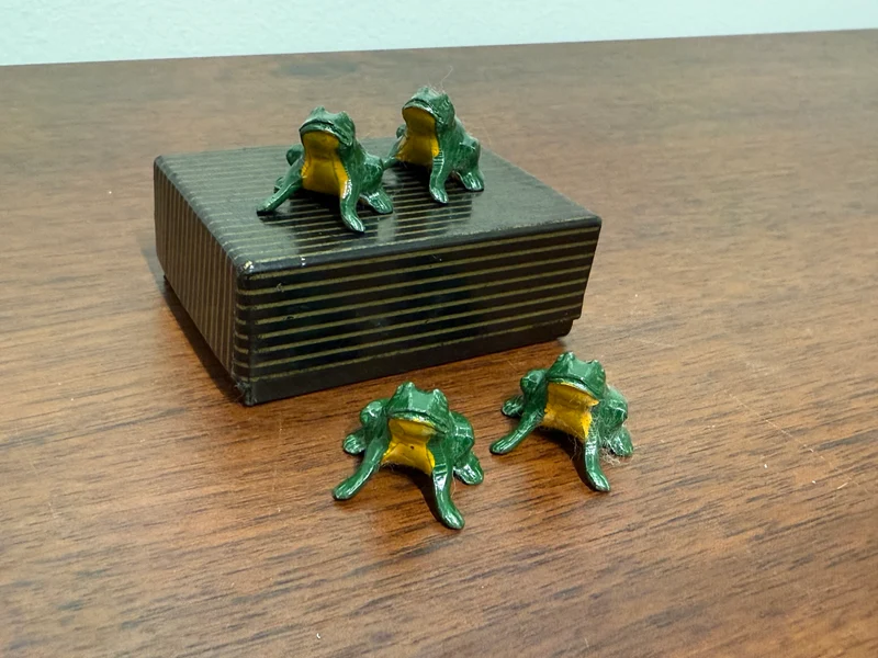 4 figurines grenouilles vintage en métal peint signées ROGER
