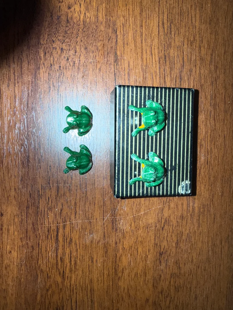 4 figurines grenouilles vintage en métal peint signées ROGER