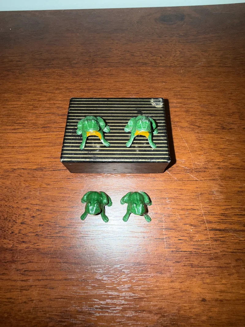 4 figurines grenouilles vintage en métal peint signées ROGER