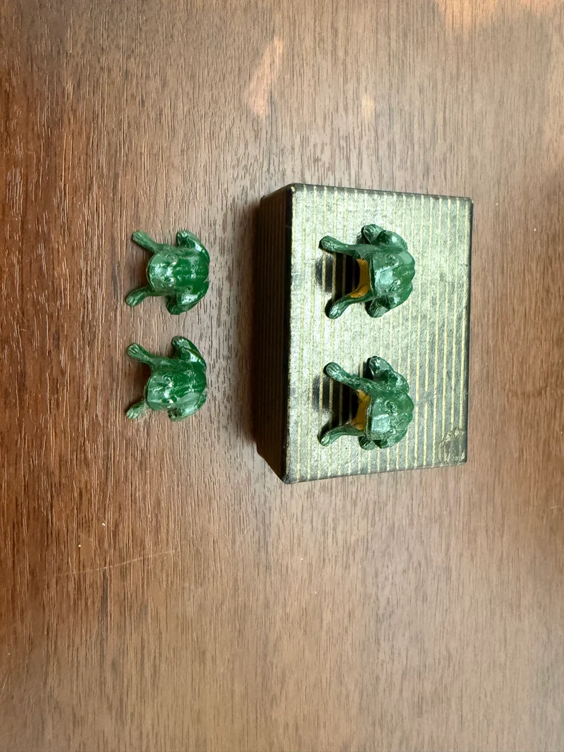 4 figurines grenouilles vintage en métal peint signées ROGER