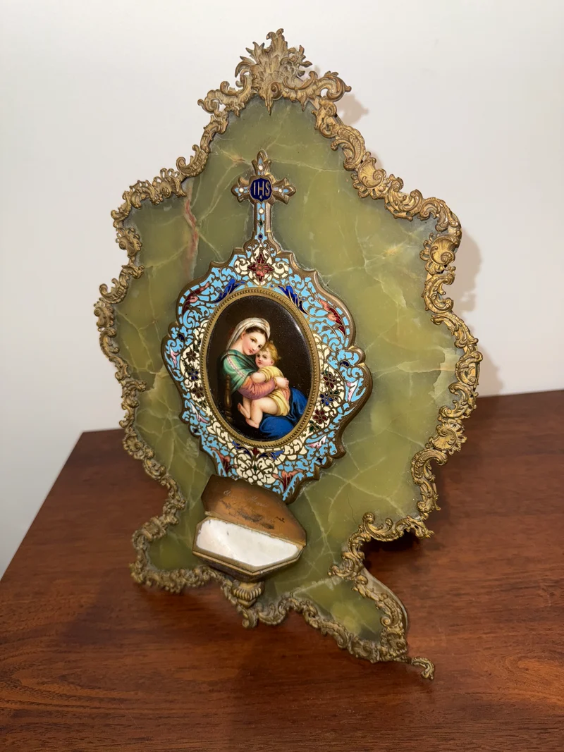 Bénitier ancien en onyx et bronze doré avec émail cloisonné et miniature peinte à la main