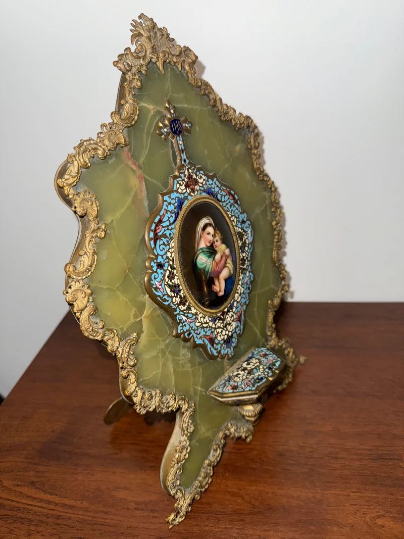 Bénitier ancien en onyx et bronze doré avec émail cloisonné et miniature peinte à la main