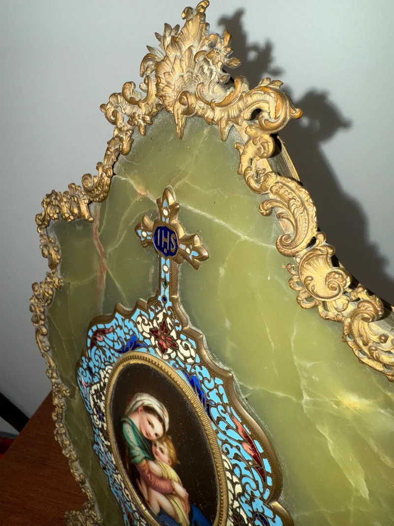Bénitier ancien en onyx et bronze doré avec émail cloisonné et miniature peinte à la main