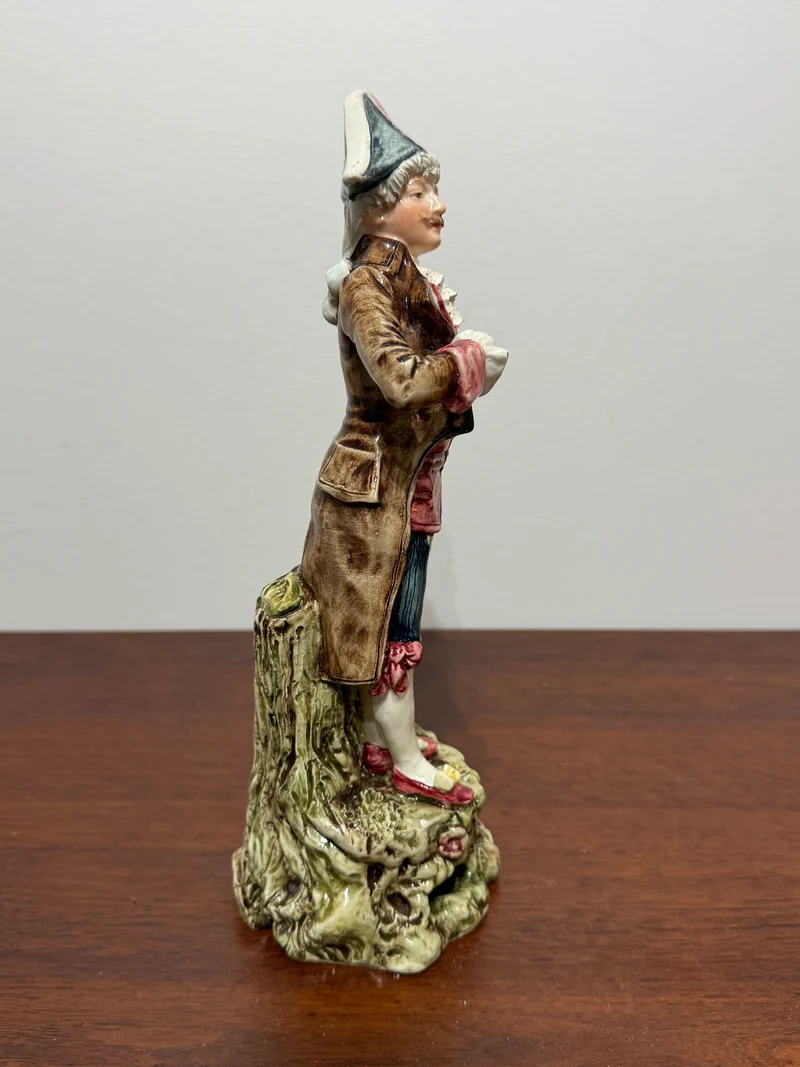Statuette en Porcelaine d’Art - Personnage en Costume d’Époque (XIXe siècle)