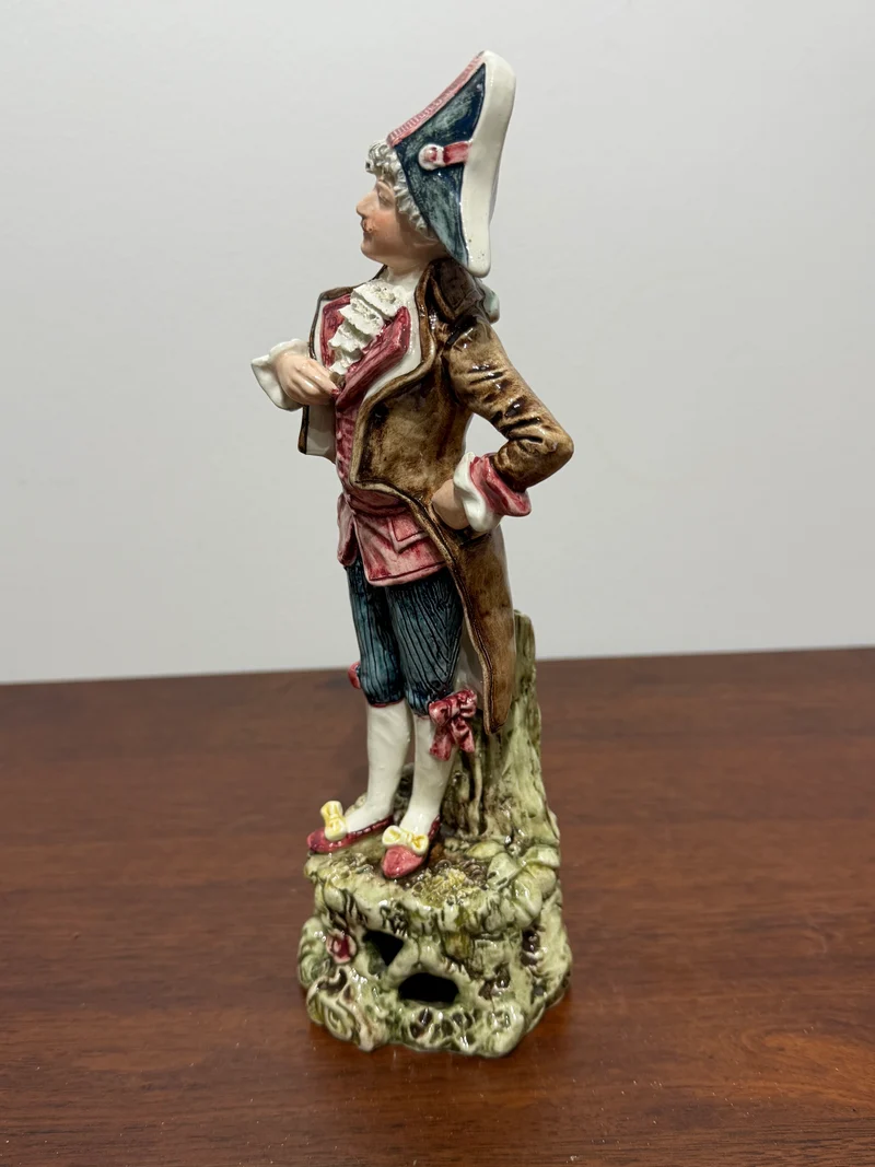 Statuette en Porcelaine d’Art - Personnage en Costume d’Époque (XIXe siècle)
